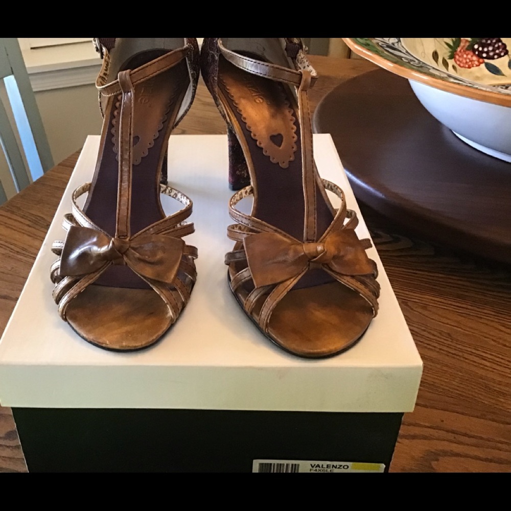Vintage Kenzie Size 8M Tan Leather and paisley fabric heels